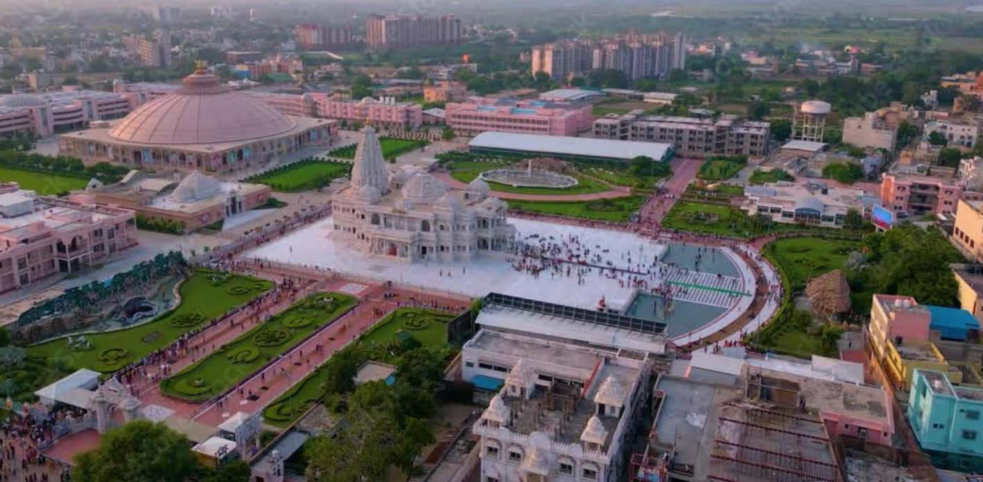 Aerial view of the Shri Kripalu Dham campus